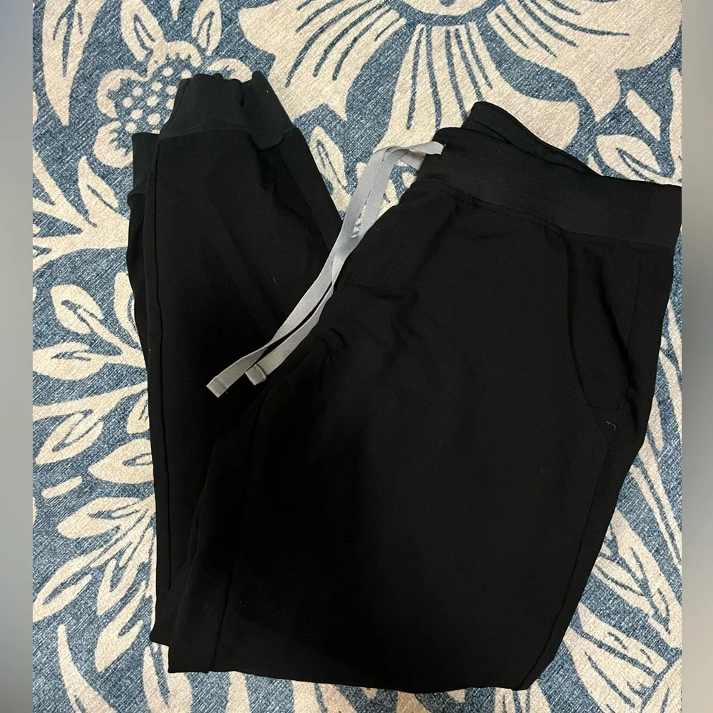 High Waisted Zamora Jogger Scrub Pants in Black size medium petite - Picture 4 of 6
